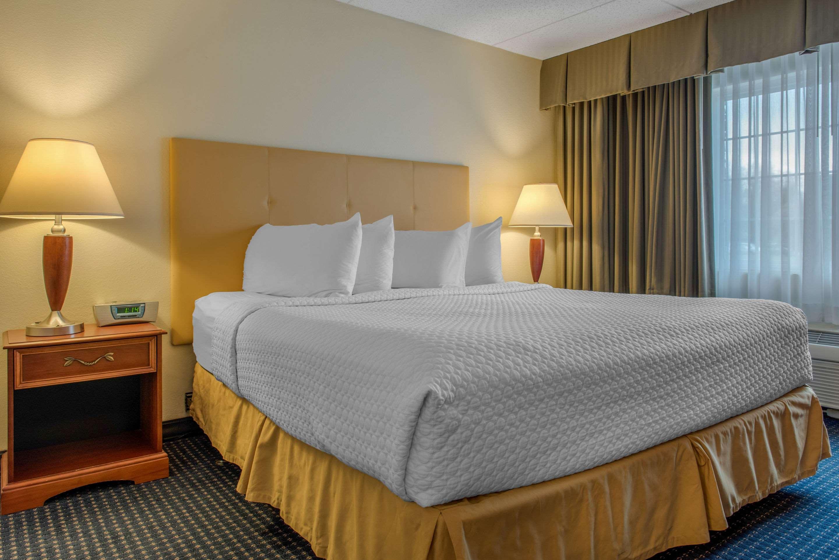 Quality Hotel Conference Center Cincinnati Блу Аш Экстерьер фото
