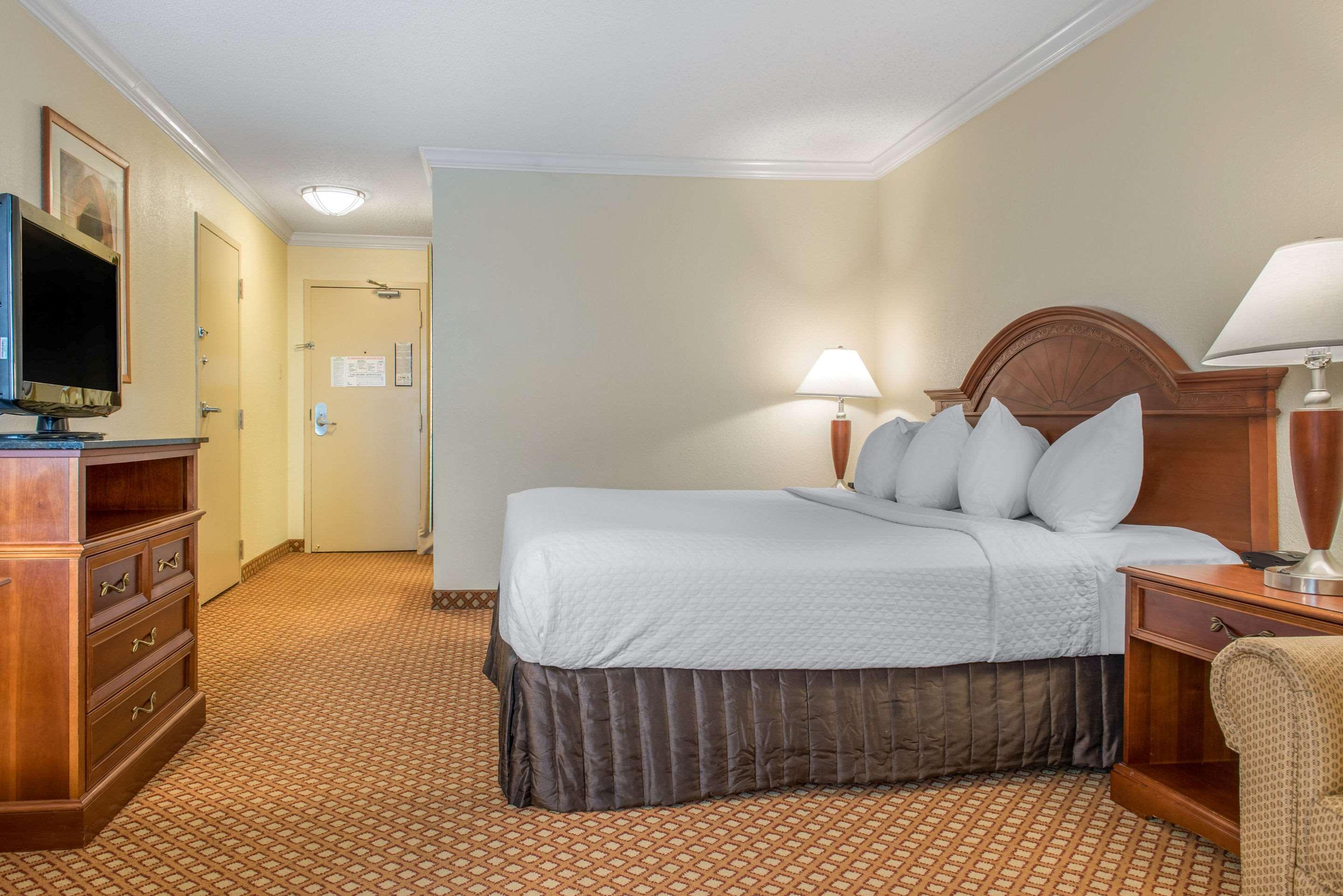 Quality Hotel Conference Center Cincinnati Блу Аш Экстерьер фото