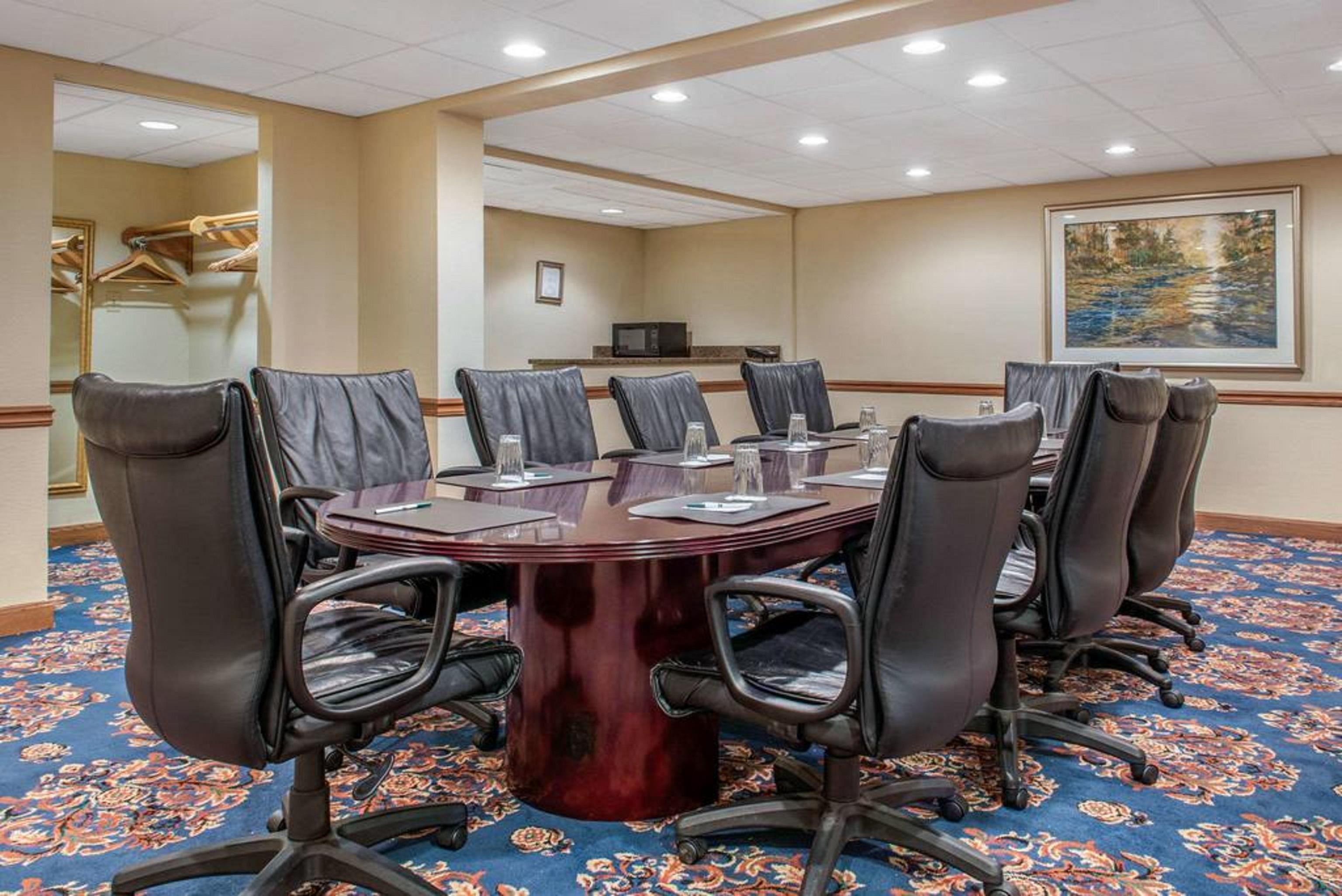 Quality Hotel Conference Center Cincinnati Блу Аш Экстерьер фото